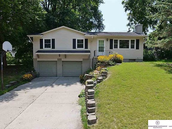 2nd image of 11021 Leavenworth St