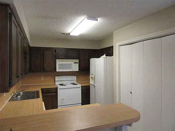 5th image of 2408 Oak Mnr APT A