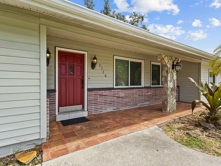 Front with seating area veranda