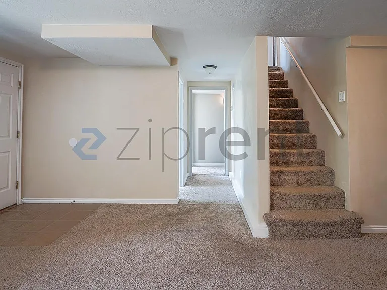696 N Center St — Photo 19