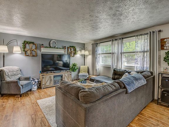 3rd image of 55 Surrey Ct