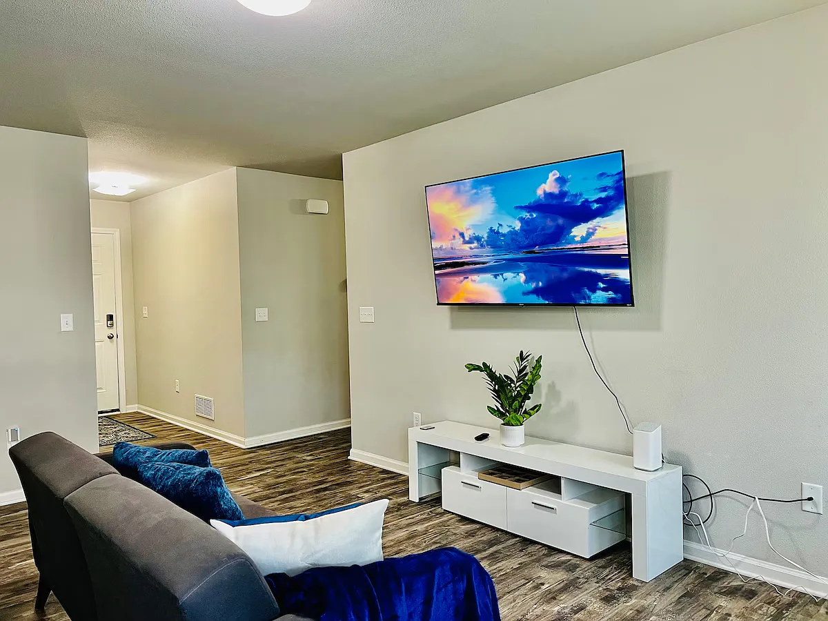 3 bed, 1200 sqft, $7,900 — Photo 2