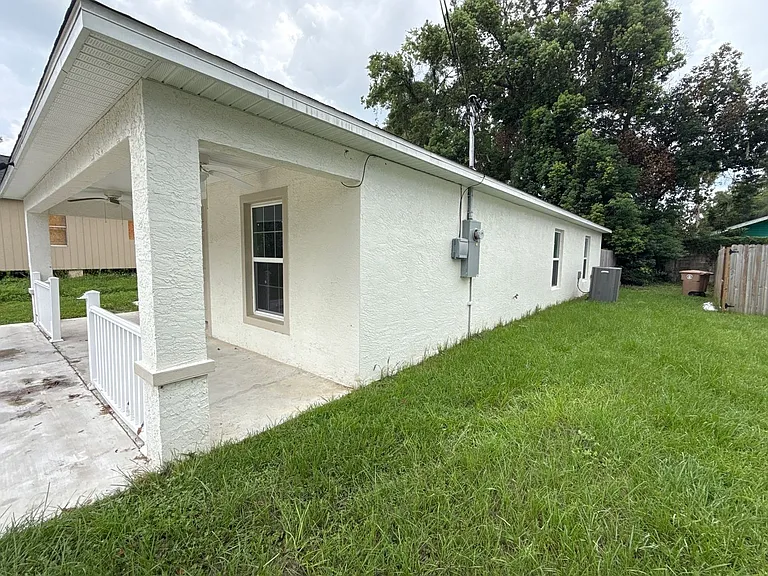 986 NW 1st St — Photo 2