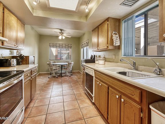 3rd image of 1048 Carmelita Dr