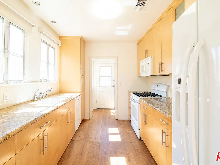 441 S Bedford Dr — Photo 7