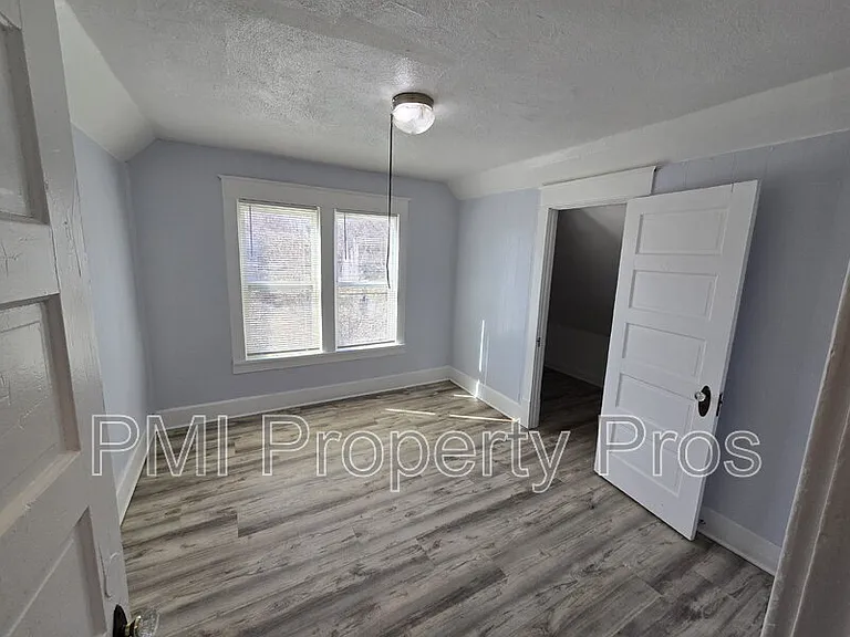 2509A N Buffum St — Photo 1