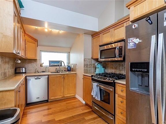 5th image of 320 Rosecrans Ave #A