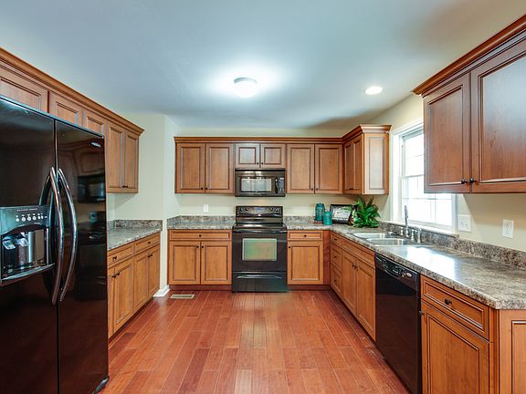 3rd image of 1120 Victoria Dr
