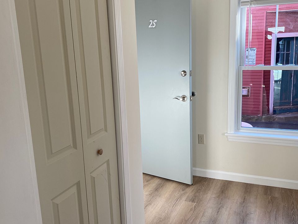 Entrance, hallway closet