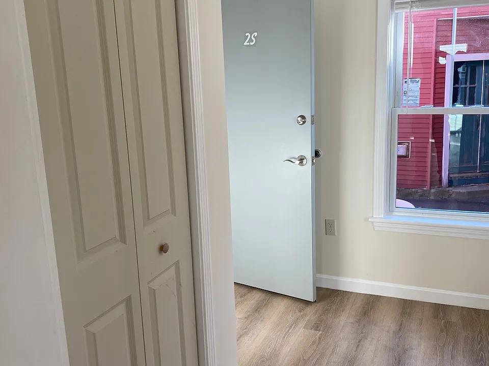 Entrance, hallway closet