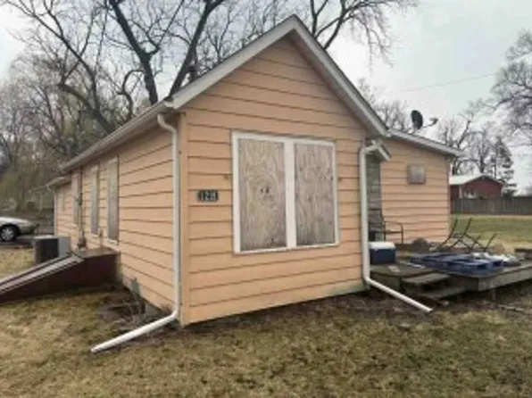 1219 Devils Glen Rd, Bettendorf, IA 52722