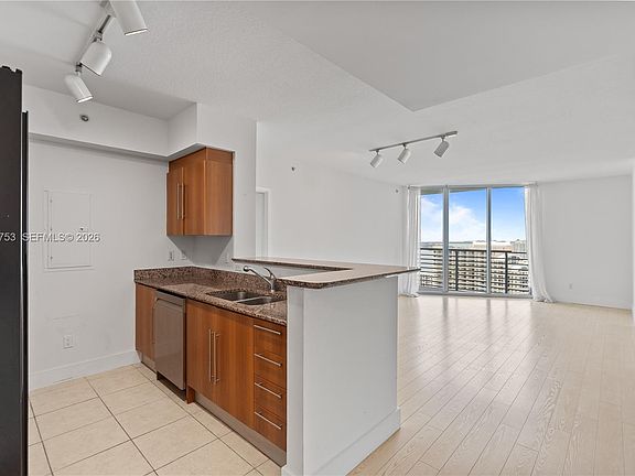 3rd image of 335 Biscayne Blvd #3503