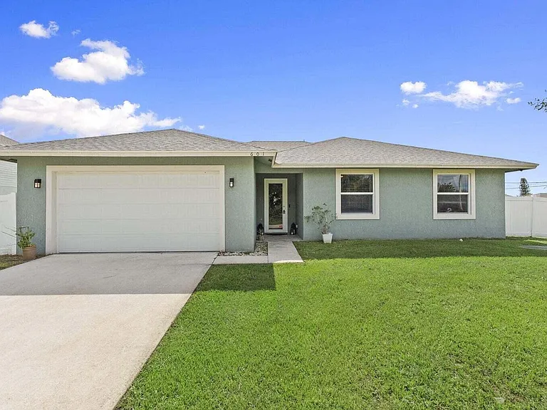 601 SW South Quick Cir #601 — Photo 1