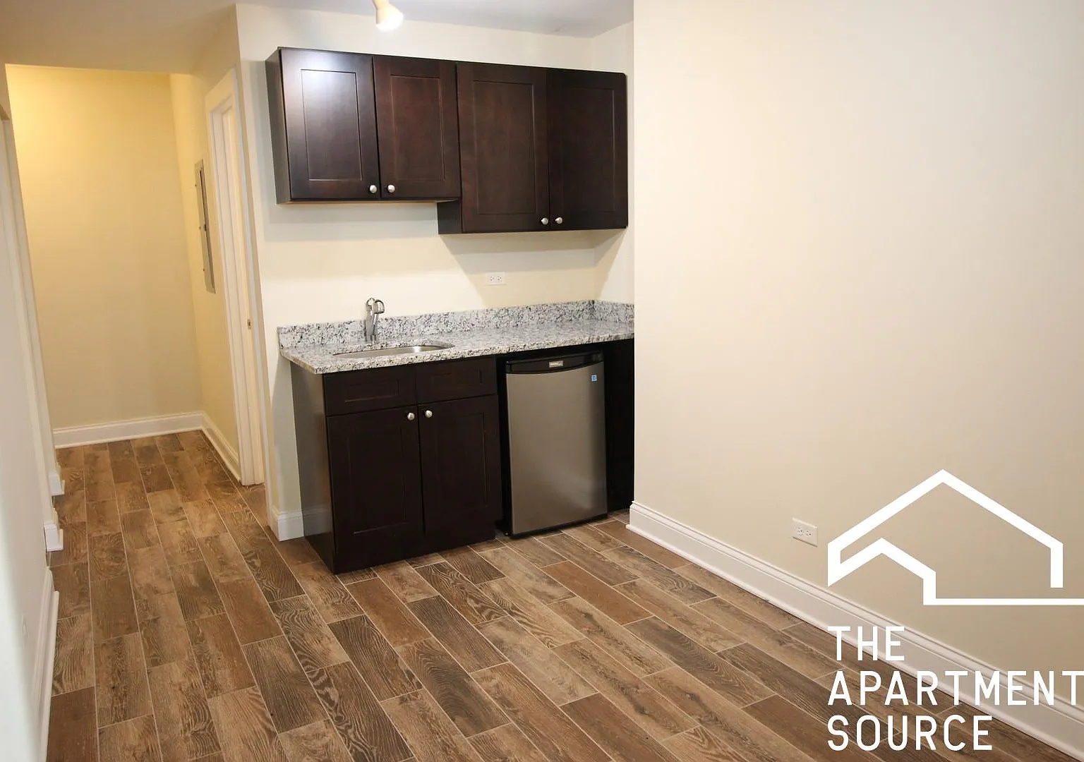 3216 W Argyle St — Photo 2