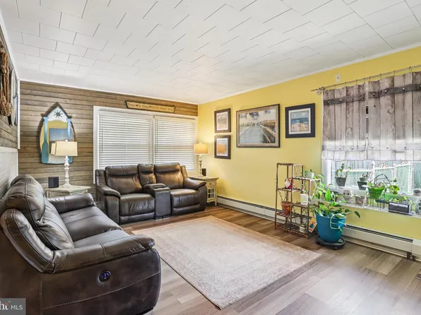 47 Glenwood Ln, Levittown, PA 19055