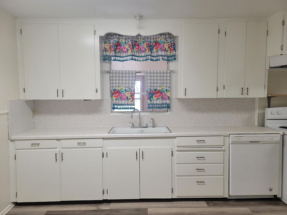 1045 Center St, Sabinal, TX 78881 Zillow