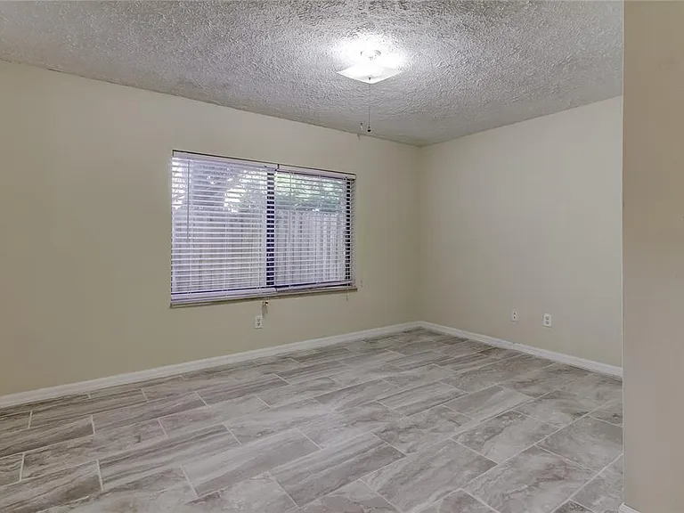 10406 Reclinata Ln — Photo 32