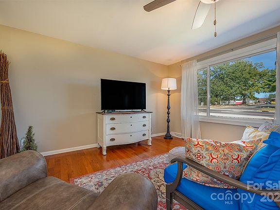 4th image of 409 Oak St