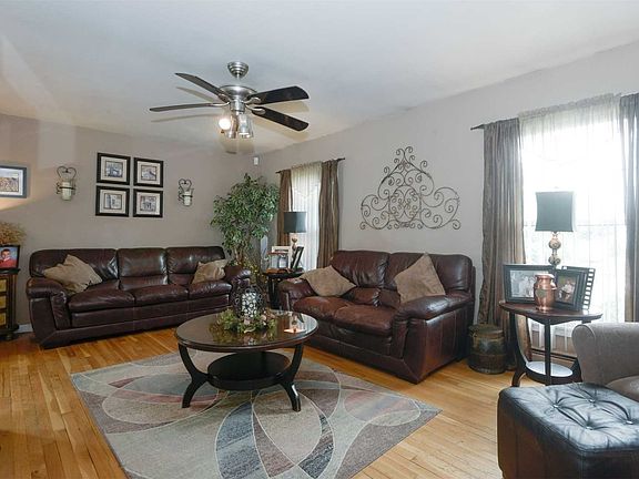3rd image of 15 Jenny Ln