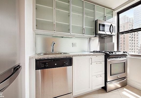 4th image of 231 E 76th St APT 8B