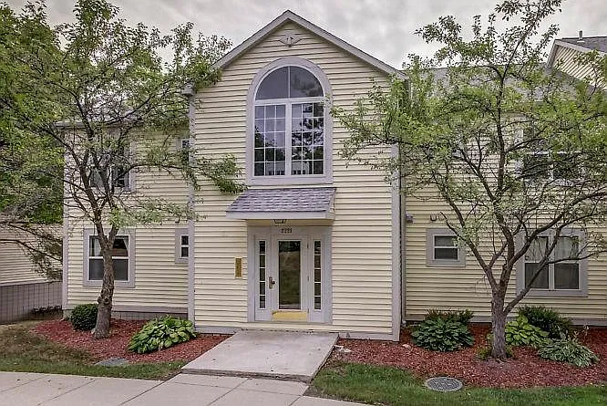 2221 S Huron Pkwy #4 — Photo 3
