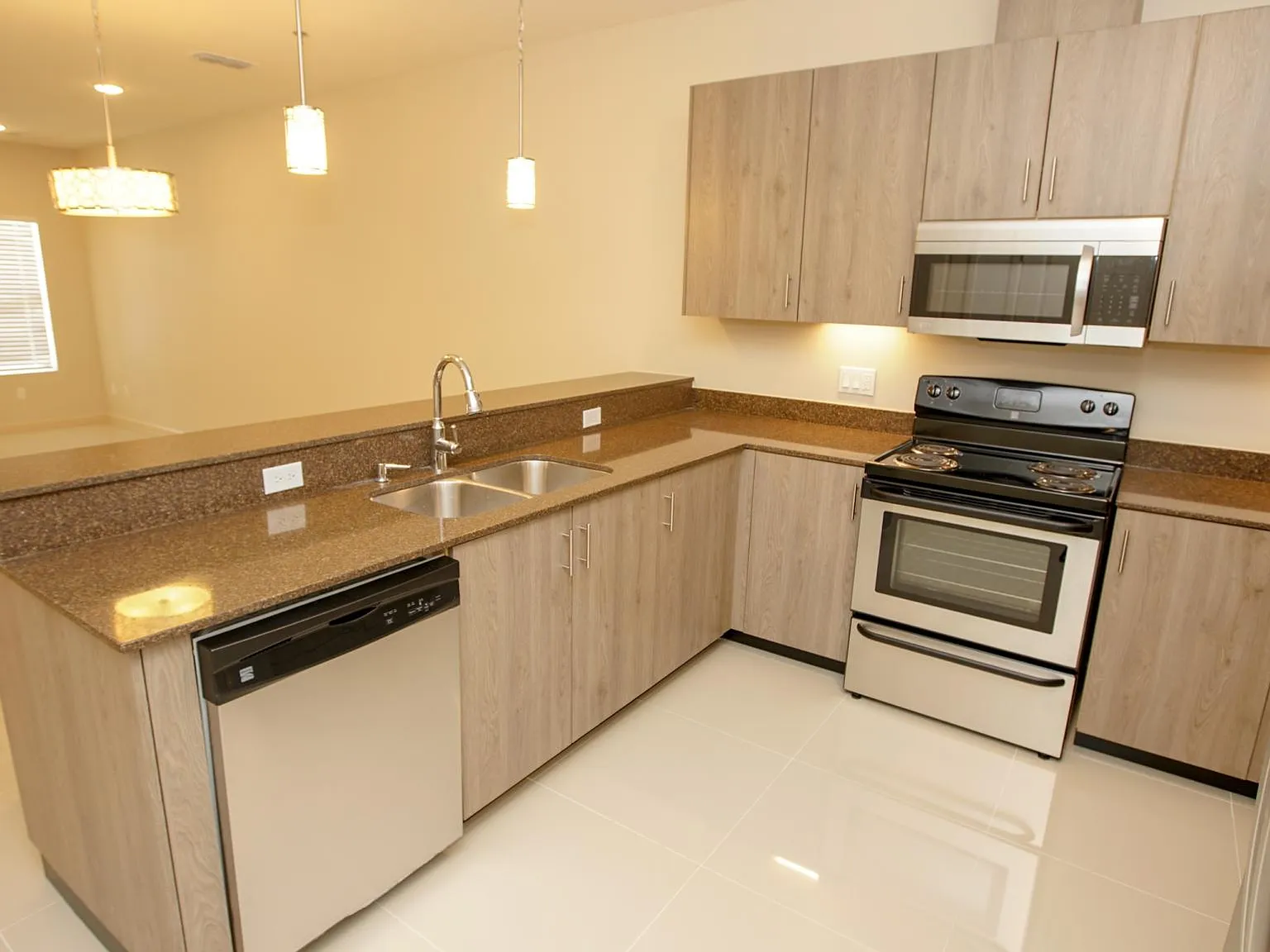 404 Newport Ave — Photo 4