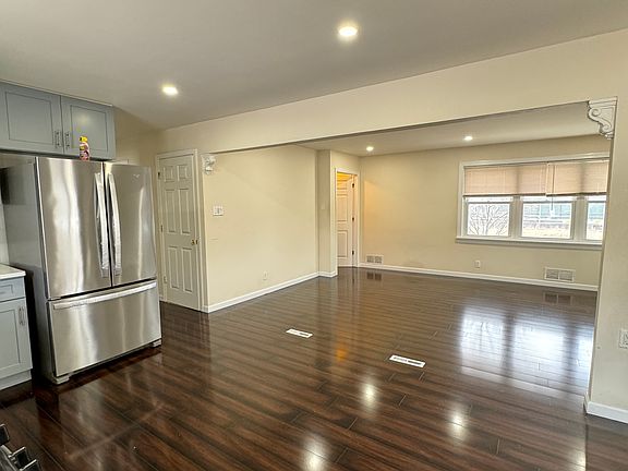 4th image of 976 S Railroad Ave
