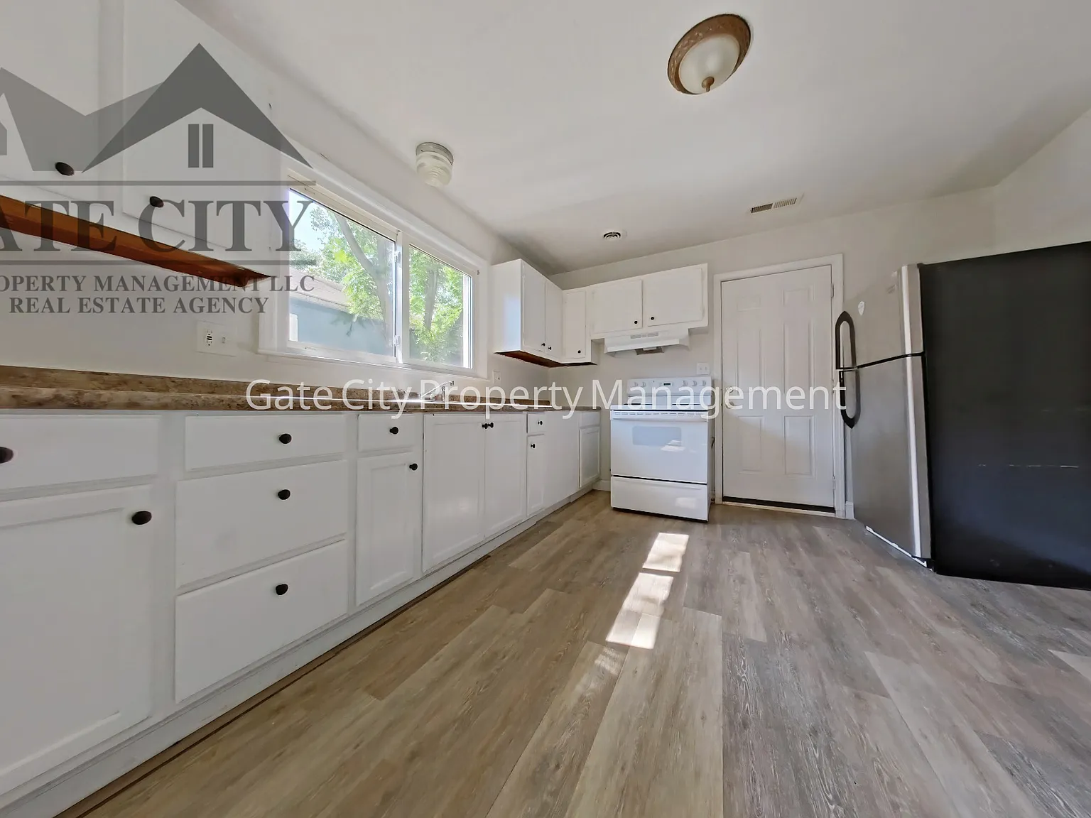3 bed, 875 sqft, $1,100 — Photo 2