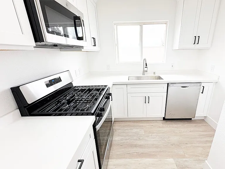 2637 S Manhattan Pl — Photo 12