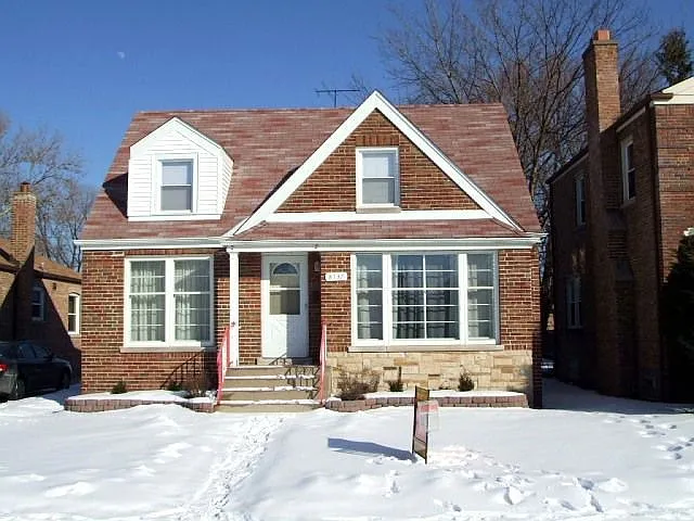 8137 S Maplewood Ave photo 1
