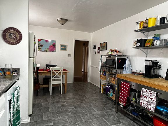 Remaining area of large eat in kitchen not shown in previous picture.