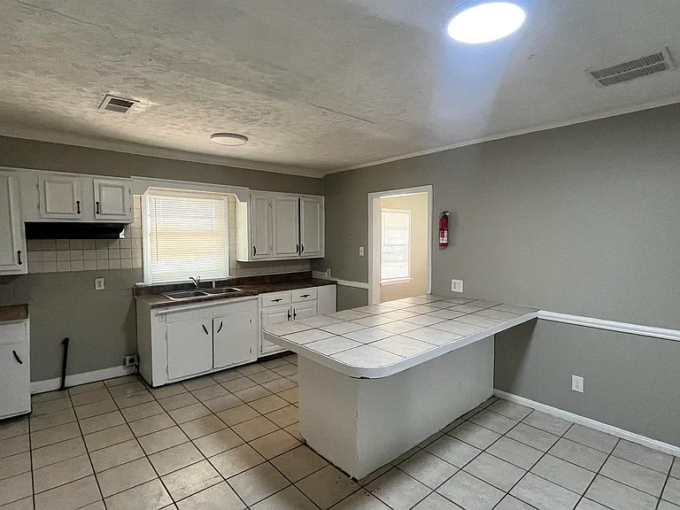 4011 N Victor Dr — Photo 7