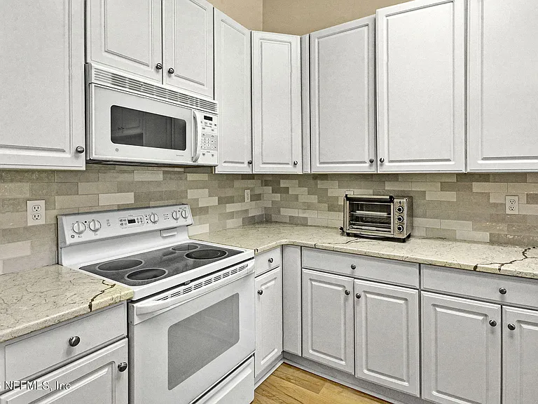 952 Blackberry Ln — Photo 12
