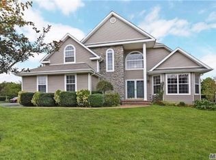 20 Laurel Ln, Holtsville, NY 11742