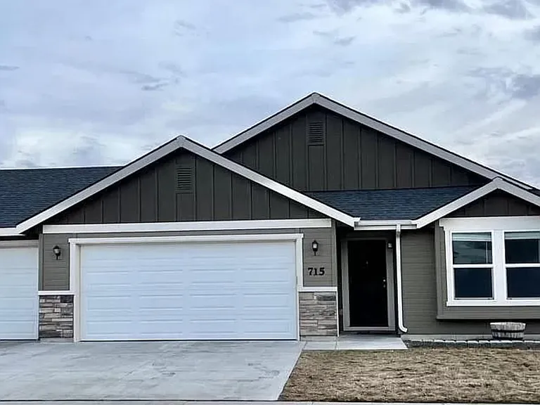 715 SW Huebert St — Photo 2