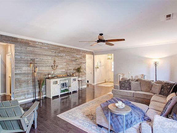 4th image of 7324 Friar Tuck Ln