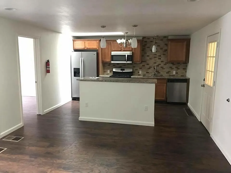 Building Photo - 102 Gilfillan St #2
