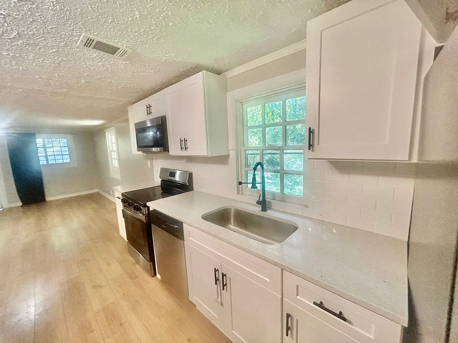 3 bed, 1100 sqft, $1,750 — Photo 4