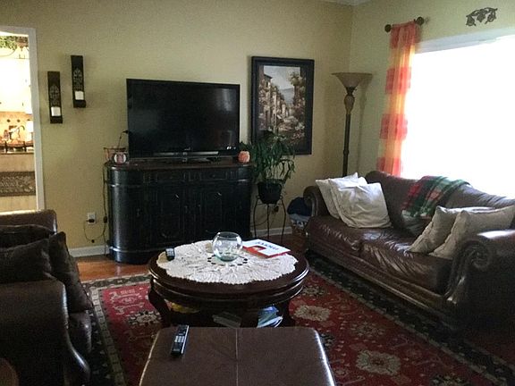3rd image of 132 Peyton Cir