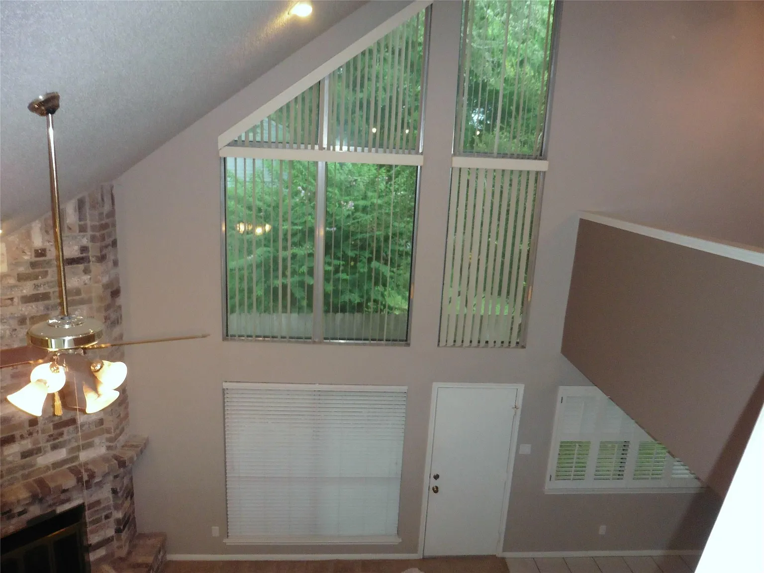 3 bed, 2.5 bath, 1926 sqft, $2,100 — Photo 4