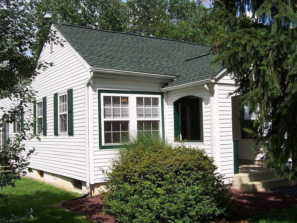 Charming Bungalow in rural setting!