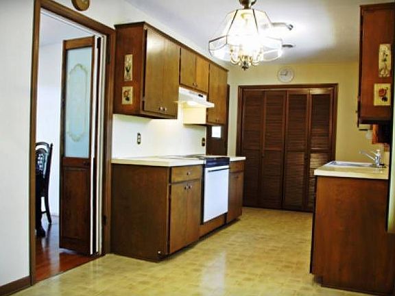 Kitchen w/ Eat In