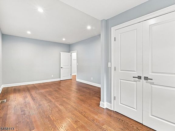 4th image of 44 Clinton St