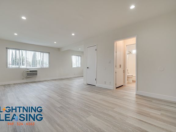 5th image of 20436 Cohasset St #12B