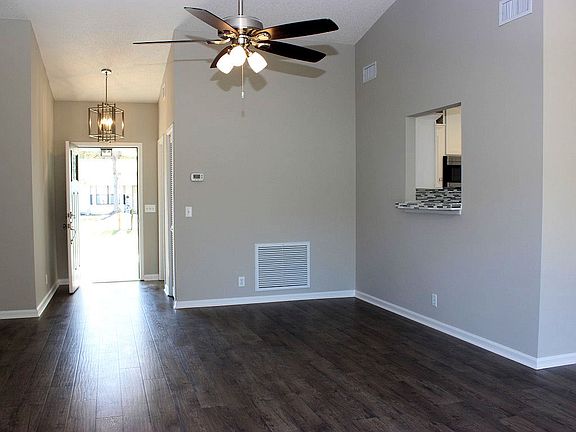 3rd image of 136 Dogwood Cir