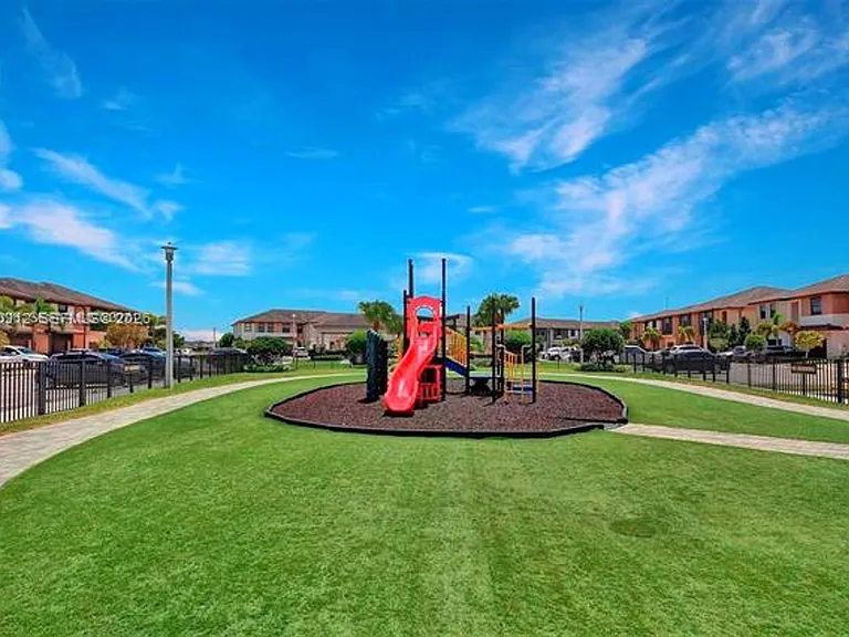 15846 NW 91st Ct #Townhouse 15846 — Photo 5