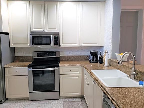 4th image of 3 Harbour Isle Dr E Unit 204
