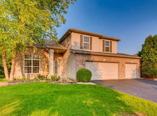 691 Lake Ridge Dr, South Elgin, IL 60177