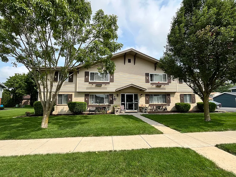 670 E Lincoln Ave — Photo 1