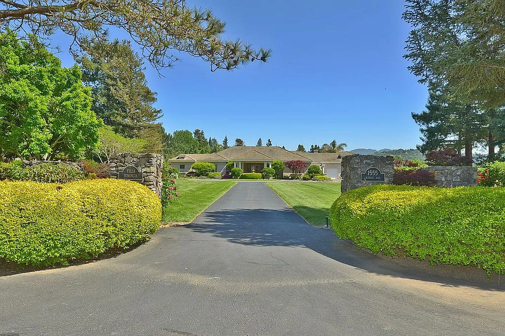 1555 McKinley Rd photo 1